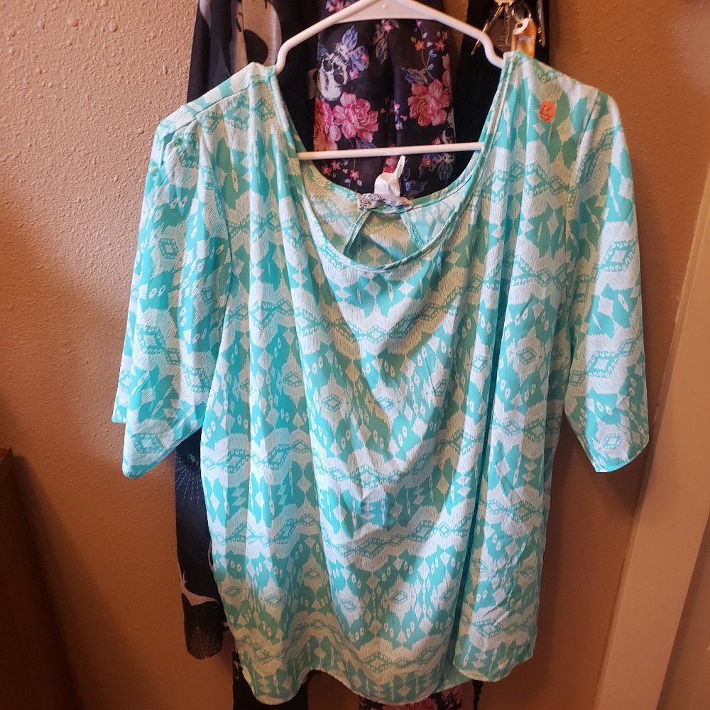 Size 1x, aqua pattern split back blouse.